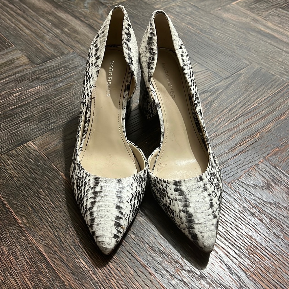 beautiful pointed toe heel